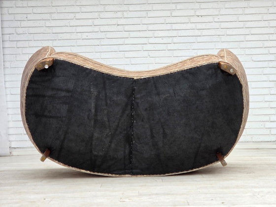 Image 1 of Sofá danés de dos plazas "Banana" de la década de 1970, tapizado original en terciopelo verde claro/gris.