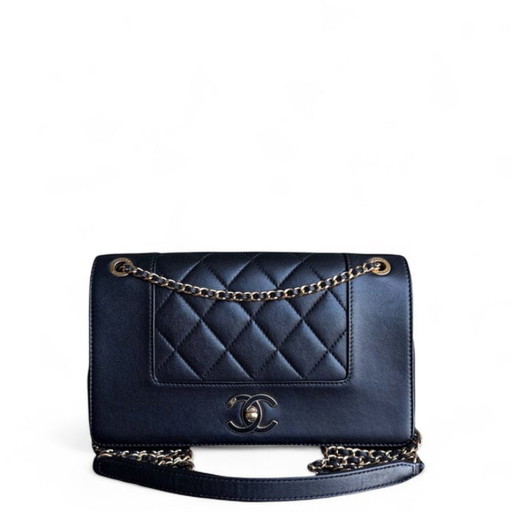 Borsa Chanel Seasonal Flap Mademoiselle - Pelle di vitello trapuntata, nera, con finiture dorate.