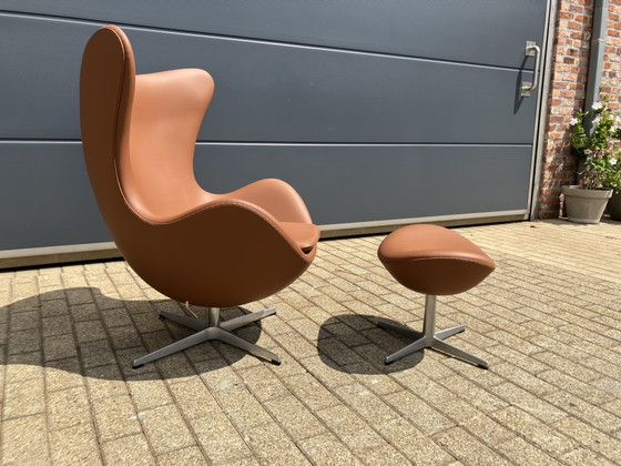Image 1 of Sillón Egg de Fritz Hansen + Otomana de piel color coñac ¡En perfecto estado!