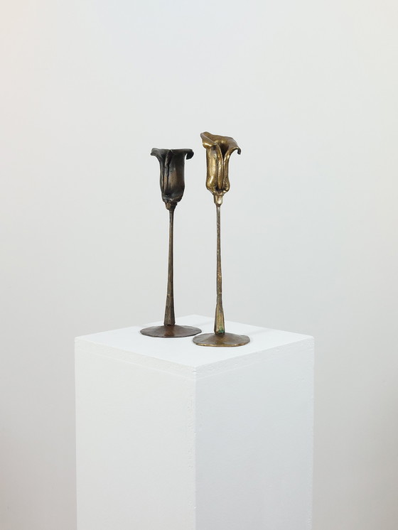 Image 1 of Coppia di candelieri floreali in ottone vintage di metà secolo con decoro a tulipano