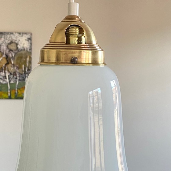 Image 1 of Lampada a sospensione in vetro opalino bianco e ottone