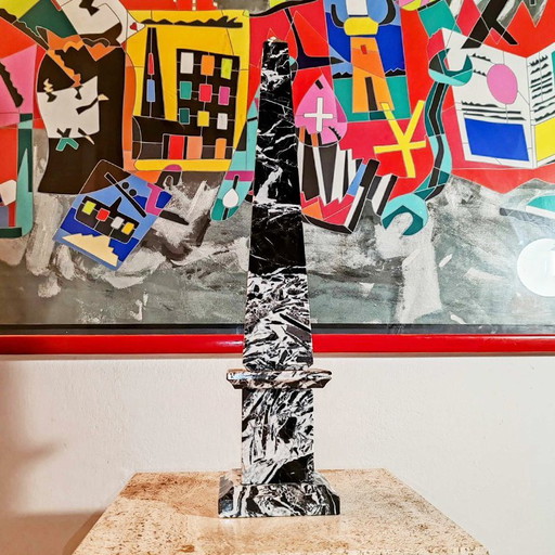 1970S Großer handgeschnitzter Obelisk aus schwarzem Marmor aus Aquitanien. Hergestellt in Italien. 43 Cm H.