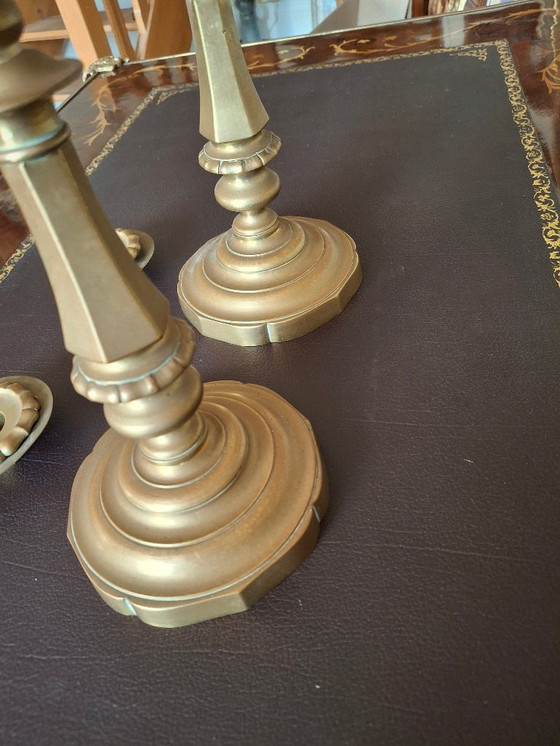 Image 1 of Par de candelabros grandes de latón dorado, siglo XIX