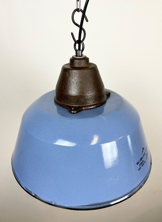 Image 1 of Suspension industrielle en fonte émaillée bleue avec abat-jour en verre, années 1960