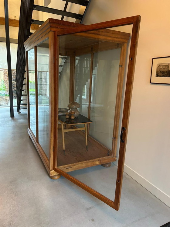 Image 1 of Grande vetrina in legno di pino con vetro – Europa, anni '50