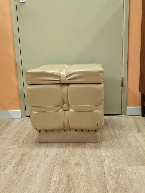 Pouf ottoman vintage avec rangement et repose-pieds, en similicuir beige taupe – Poufs & repose-pieds, Leather (photo 4 of 9)