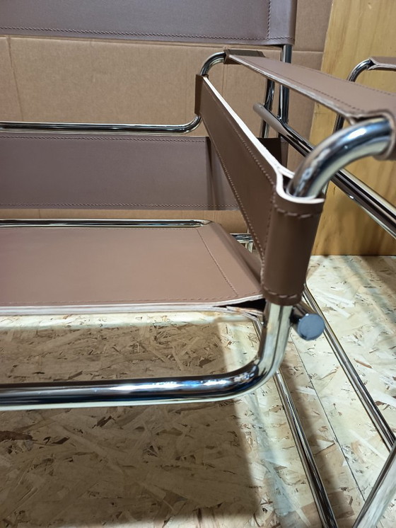Image 1 of Poltrone Knoll Wassily B3 2 nuove/usate in pelle color noce di Marcel Breuer € 4.400
