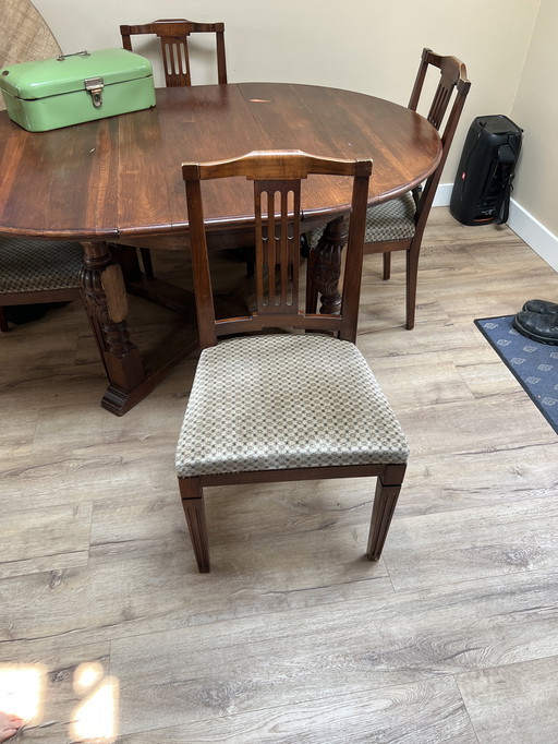 Table rétro en bois avec chaises
