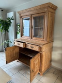 Mobile in legno con ante in vetro