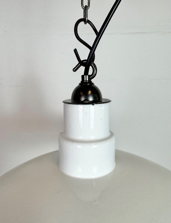 Image 1 of Industriële witte geëmailleerde fabriekshanglamp, jaren 60
