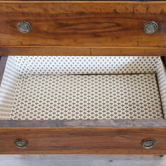 Image 1 of Piccolo comò antico in noce, Italia, XVIII secolo