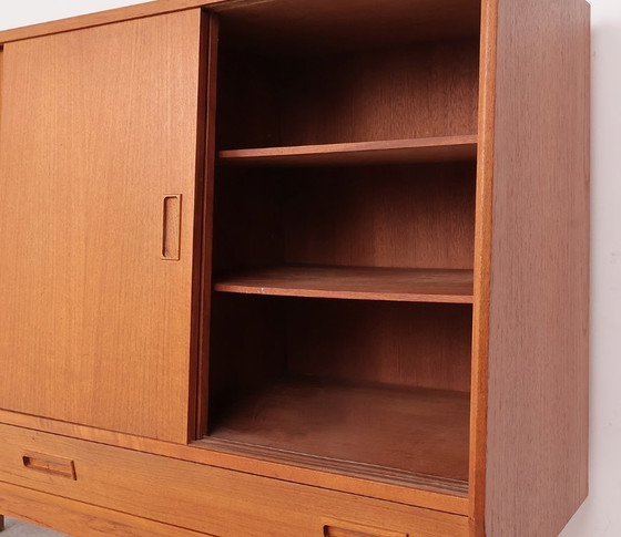 Image 1 of Tablero alto Westergaard de diseño en teca con puertas correderas, años 60