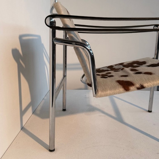 Image 1 of Fauteuil LC1 en cuir de poney