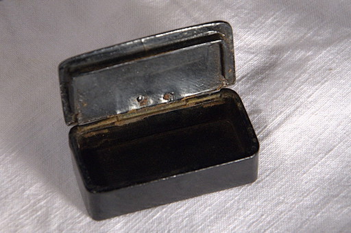 Tabatière ancienne en carton bouilli, noire et dorée, style Napoléon III, 6x3cm – decoratieve objecten, Paper (photo 2 of 5)