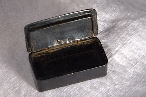 Tabatière ancienne en carton bouilli, noire et dorée, style Napoléon III, 6x3cm – Objets déco, Paper (photo 2 of 5)