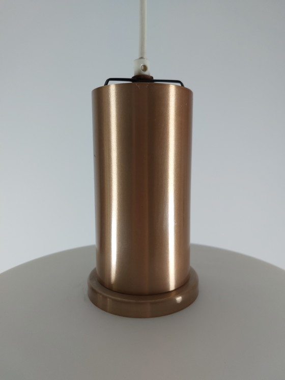 Image 1 of Suspension vintage en verre opale, style milieu du XXe siècle, époque spatiale de la RDA