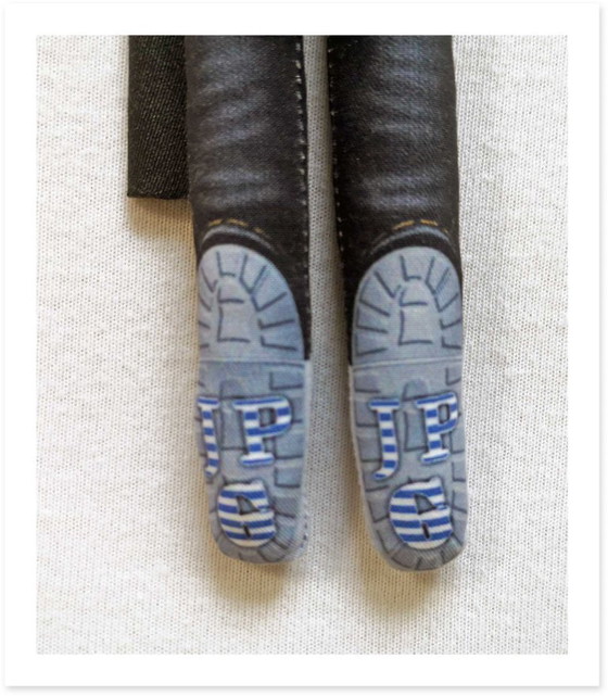 Image 1 of Cadeau van Jean Paul Gaultier | Couture woondecoratie | Kunstpop verzamelobject | Cadeau voor modefanaten