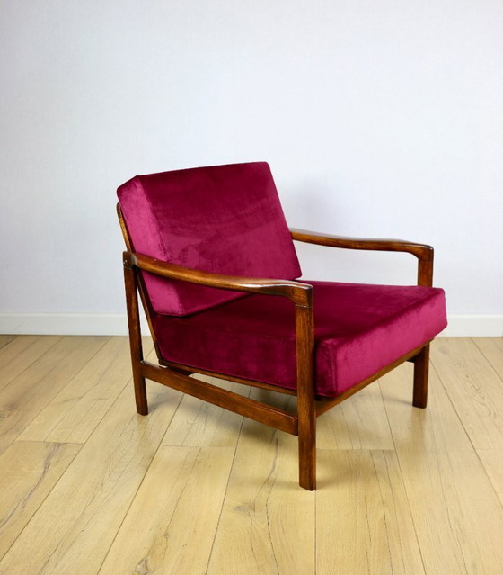 Image 1 of Fauteuil vintage en bois marron et bordeaux framboise, design Z. Bączyk - 2 exemplaires disponibles