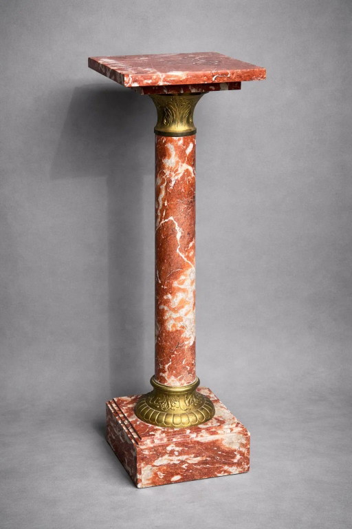 Piedistallo in marmo decorato con ottone dorato. – bijzettafels, Marble, Brass (photo 2 of 6)