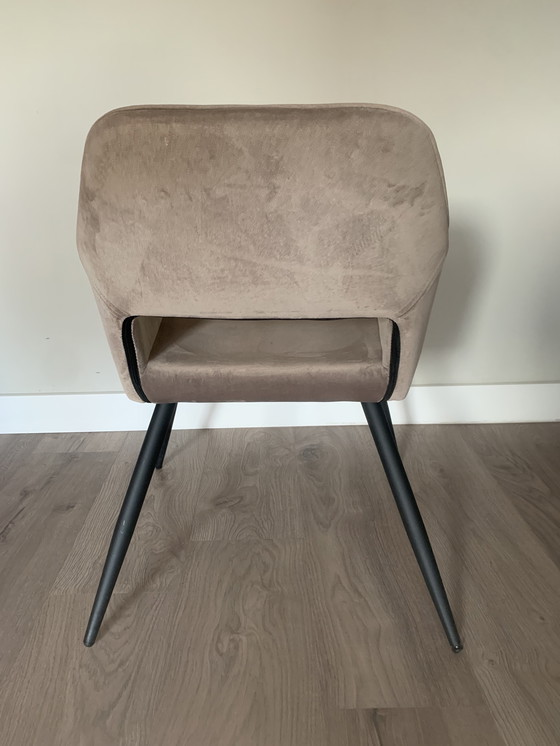 Image 1 of Runder Esstisch aus schwarzer Eiche – Modell Rhonda – mit fünf taupefarbenen Esszimmerstühlen