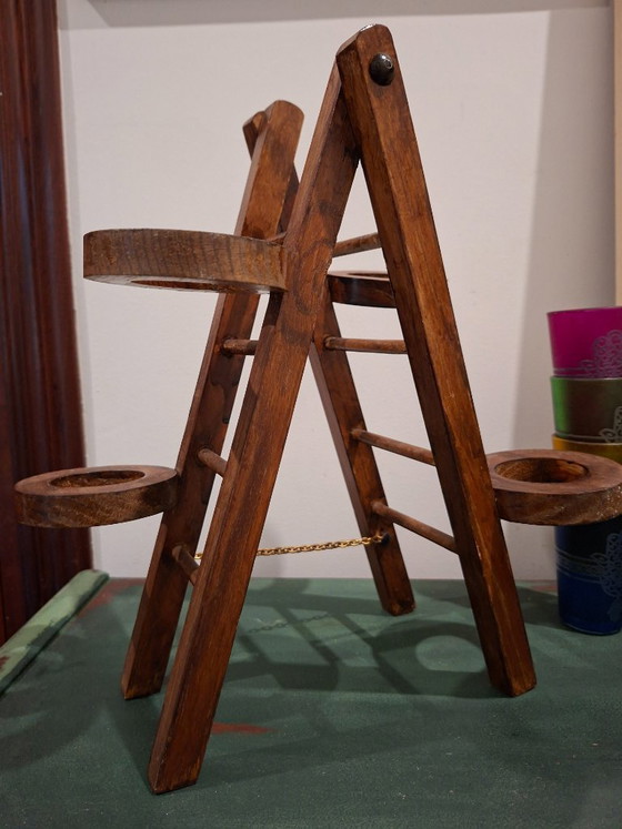 Image 1 of Decoratieve houten wijnkeldertrap. Een eerbetoon aan drinkende muizen. Vintage kandelaar en plantenbak.