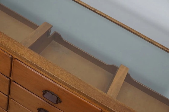 Image 1 of Antieke Britse Esdoorn- en Eikenhouten Fourniturenkast / Winkeltoonbank, 1920/30s