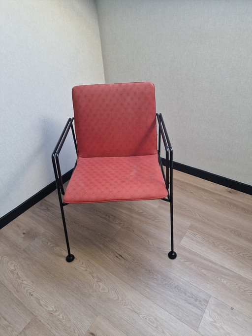 4 chaises design avec structure tubulaire noire