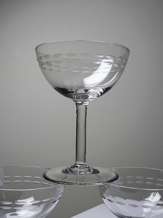 Image 1 of 4 grandes copas de champán de cristal grabado, estilo Art Déco, 1925-1940