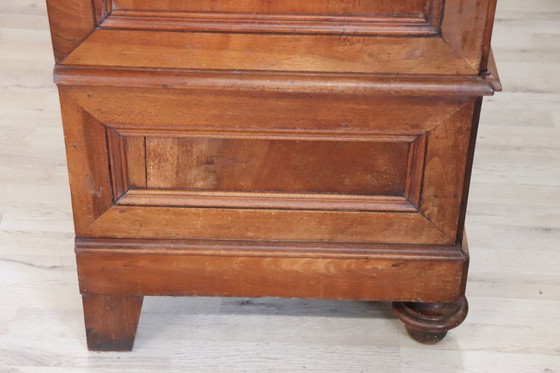 Image 1 of Grote antieke kledingkast van massief walnotenhout, Italië, midden 19e eeuw.