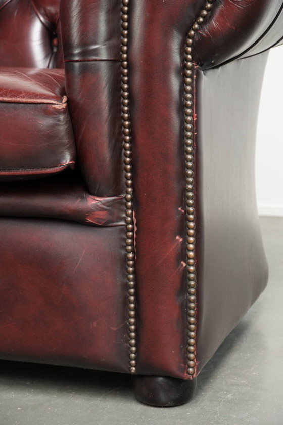Schicker, gelebter englischer Chesterfield Club-Sessel in zeitlosem Rot – Leather, Klassiek (photo 13 of 13)