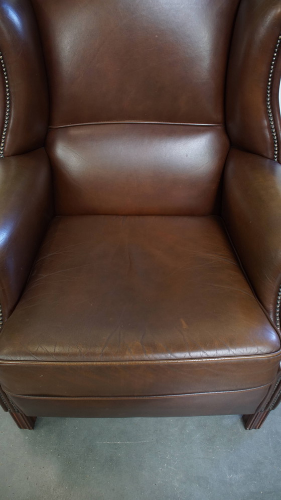Image 1 of Grote Donkerbruine Gladde Rundleren Chesterfield Oorfauteuil