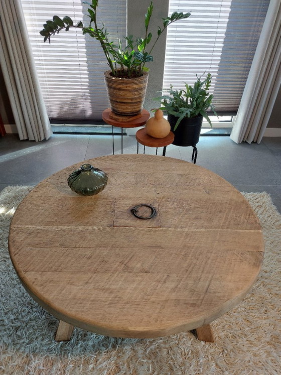 Unique Brutalist Coffee Table in Solid Oak - Wabi-Sabi/ Antique Threshing Wheel (110 cm) – Wood (photo 8 of 9)