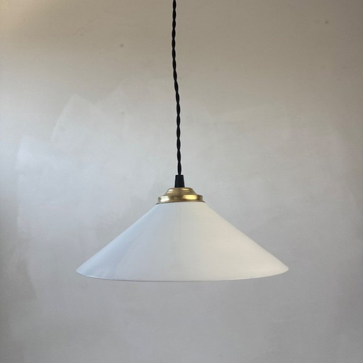 OUDE CONISCHE OPHANGING IN VINTAGE OPALINE