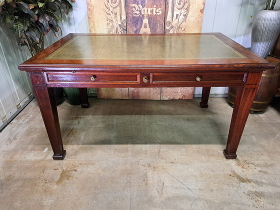 Image 1 of Escritorio antiguo con incrustaciones de cuero. Dimensiones: 150 x 95 cm y 80 cm de alto.