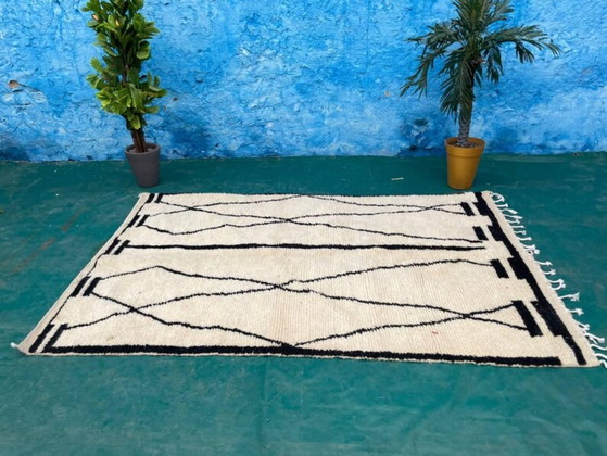 Image 1 of Alfombra bereber marroquí hecha a mano, color crudo con motivos geométricos, 250 cm x 150 cm.