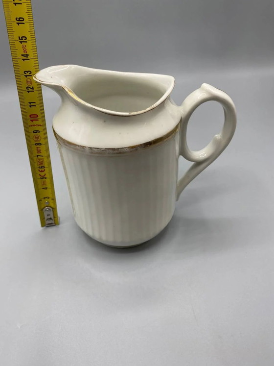 Vintage Ribbed White Porcelain Milk Jug with Gold Trim – Decorative Objects, Klassiek (photo 6 of 6)
