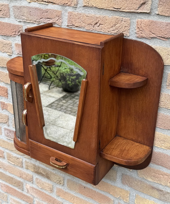Seltener Apothekerschrank im Art-déco-Stil | Buntglas, Spiegel & Messingbeschläge | 1920er-1930er Jahre (photo 10 of 15)