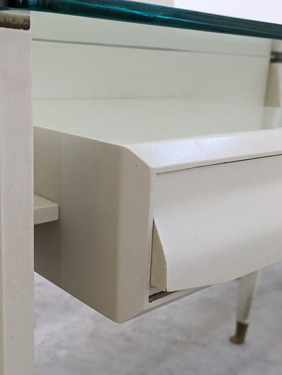 Image 1 of Mesilla de noche - Latón, Cristal, Madera - Pareja de mesillas de noche, de madera lacada en blanco, con tapa de cristal.