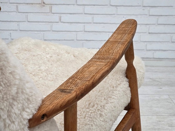 Image 1 of Fauteuil à bascule danois des années 1970, retapissé de véritable peau de mouton de qualité.