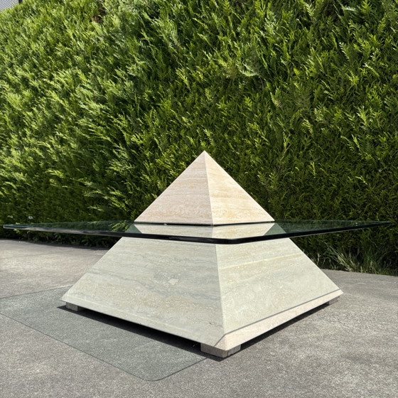 Image 1 of Mesa de centro piramidal de travertino