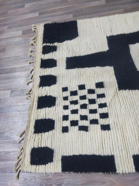 Image 1 of Alfombra bereber hecha a mano en lana tradicional blanca y negra, tamaño 150/250 cm.