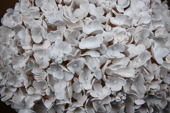 Image 1 of Witte, handgemaakte hortensia bloemsculptuur - Groot botanisch kunstwerk dat de aandacht trekt.