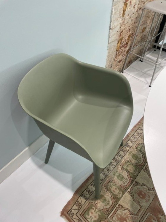 Sedia Muuto, Fiber Armchair Wood Base in Dusty Green – Poltrone (photo 5 of 5)