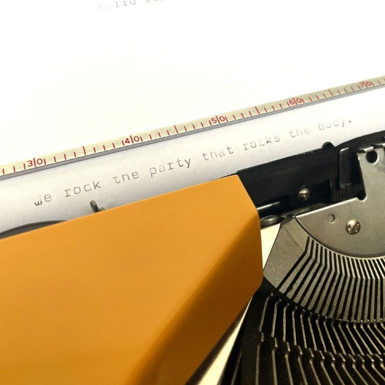 Image 1 of Macchina da scrivere Sperry Remington 10/50 gialla degli anni '70, funzionante, con custodia.