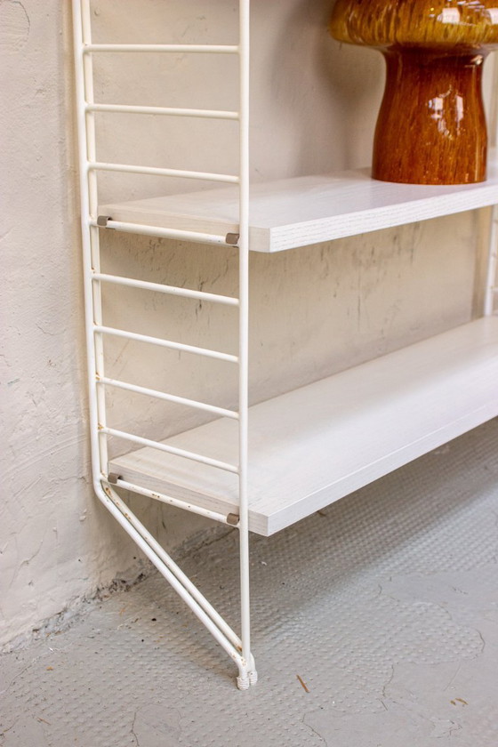 Image 1 of Buffet vintage original Nisse String Shelf blanc style milieu du siècle