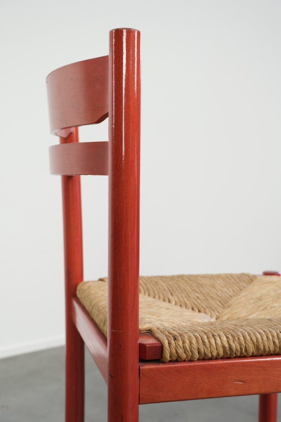 Image 1 of Sedia vintage in legno rosso degli anni '70 con seduta in canna intrecciata.