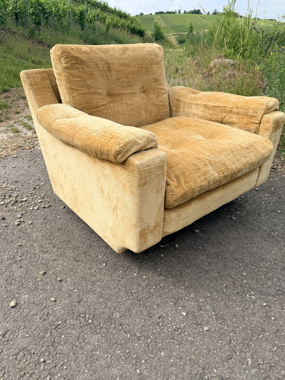 Image 1 of Extra grote fauteuil uit de jaren 70 in goudkleurig fluweel.