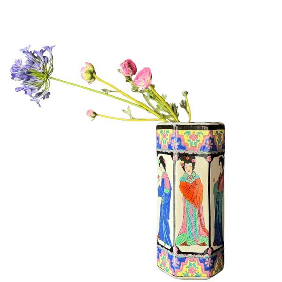 Image 1 of Vintage Zeshoekige Vaas – Kleurrijk Aziatisch Decor – ca. 1960–1980 – 35 cm – Sculpturaal Keramiek