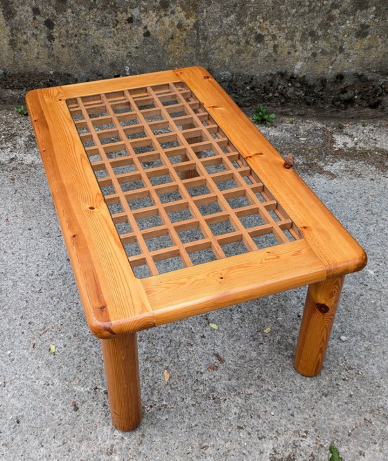 Image 1 of Opengewerkte salontafel van grenenhout en glas, Frankrijk, 1980