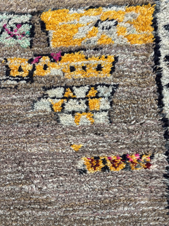 Image 1 of Alfombra bereber marroquí moderna de color gris